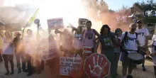 Manifestanti incendiano cassonetti intorno casa Netanyahu