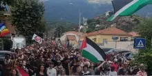 No Tav occupano l’autostrada Torino-Bardonecchia, pietre e bombe carta contro la polizia