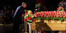 L’ultimo saluto a Baudo. Amadeus: “Non ha eredi”. Oggi i funerali in Sicilia