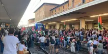 Centinaia di pro Pal bloccano treni in stazione a Pisa