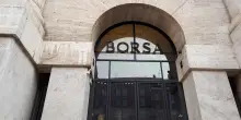 Borsa: Milano positiva (+0,4%), Mediobanca tiene dopo piano 2028