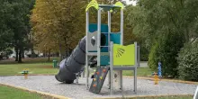 Festeggia il compleanno al parco. Bimbo bastonato da baby gang