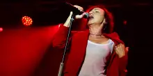 Gianna Nannini non si ferma: frattura al radio sul palco, ma il tour va avanti
