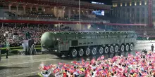 Kim Jong-un mostra al mondo il missile balistico Hwasong-20. “Può portare più testate nucleari e colpire anche in Usa”