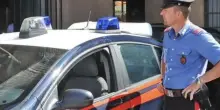 La barista lo invita a uscire perché ubriaco, lui l’accoltella al petto. Ferito anche un cliente