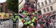 Liverpool, auto sulla folla durante la festa della Premier League: diversi feriti. Starmer: “Scene spaventose”