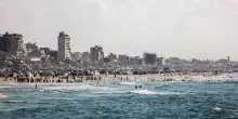 Flotilla bloccata da Israele in mare e sulla spiaggia di Gaza si torna a pescare: il video