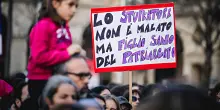 Stupro di gruppo in vacanza: "Mi hanno anche filmato". Indagati cinque ragazzi