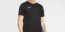 Preparati per l'estate: la maglietta leggera e traspirante di Nike è in promozione su Amazon