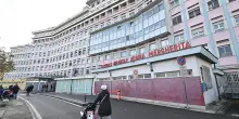 Morto il bambino di 3 anni caduto nella piscina di un b