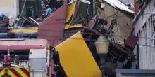 Si schianta storica funicolare a Lisbona, almeno 15 morti