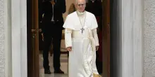 Papa Leone XIV incontra i media e cita Francesco: “Disarmiamo la comunicazione”