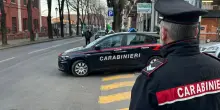 Prof accoltellato in strada per una sigaretta a Bassano del Grappa. Si cerca un ragazzo