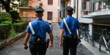 Giallo a Roma, precipita da una terrazza e muore: ora la procura apre un’inchiesta per omicidio