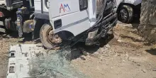 Camion investe operai mentre lavorano, un morto e due feriti
