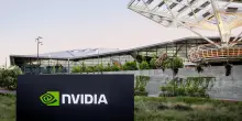 Nvidia, prima azienda al mondo a superare i 5.000 miliardi di capitalizzazione. Volano anche Microsoft e Apple