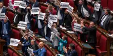 Dl sicurezza, il governo pone la questione di fiducia al Senato. La minoranza seduta per terra per protesta, seduta sospesa