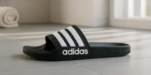 Infradito Adidas unisex, suola leggera e tomaia impermeabile: perfette per doccia e palestra (-30%)