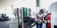 Verde al self è a 1,719 euro al litro, in calo gasolio