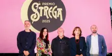 Premio Strega 2025: Andrea Bajani guida la cinquina con "L'anniversario"