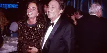 Gli amici e gli amori di Emilio Fede: “Berlusconi? Un fratello. Mia moglie sempre con me. Con Enza Sampò un colpo di fulmine”