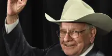 Warren Buffett lascia e attacca i dazi di Trump