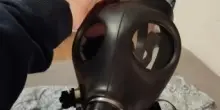 Morto davanti al computer. Aveva la maschera antigas. L’ipotesi di una sfida social