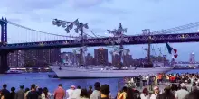 New York, nave scuola della Marina messicana si schianta contro il ponte di Brooklyn: due morti