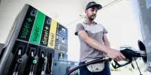 Carburanti ancora in calo, benzina self service a 1,734 euro