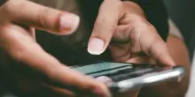 "Flora", l'inganno digitale che sfrutta l'AI e viaggia su WhatsApp