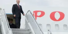Putin in Alaska con il contenitore per le feci. Salute a rischio o precauzione eccessiva?