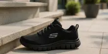 Scarpe che coccolano i piedi tutto il giorno: le Skechers più amate sono in sconto per poche ore