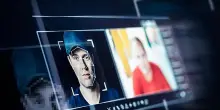 L’intelligenza artificiale trappola per gli anziani: truffe aumentate del 456%