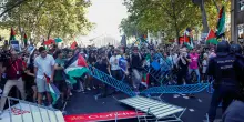 Clamoroso alla Vuelta, manifestazione Pro Pal blocca i corridori. Ultima tappa annullata