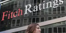 Fitch taglia il rating della Francia ad A+: pesano l’aumento del debito e la crisi politica