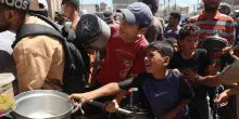Spari sulla folla in fila per gli aiuti. Strage senza fine nella Striscia