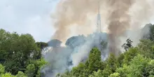 Incendio sulla collina Mario Mario a Roma: intervento dei vigili del fuoco con elicottero