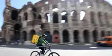 Glovo, più soldi ai rider che consegnano con il caldo estremo. La denuncia della Cgil
