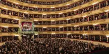 Alla Scala con decoro. Basta sandali e canottiere. Torna il “dress code“