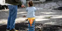 Povertà minorile in Italia 2024: stabile al 27,1%, cresce tra i bimbi sotto i sei anni