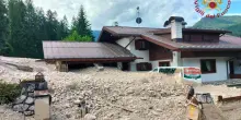 Borca di Cadore, frana diventa trappola di fango: case sommerse, chiusa Statale 51