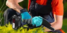 Potente, leggera e ricaricabile: mini motosega da giardino in offerta (-37%)