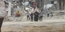 Gaza, chiesa cattolica colpita da raid israeliano: 2 morti. Ferito il parroco Gabriel Romanelli. Idf: “Un errore”. La diretta della guerra