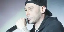 C’è un cantautore dietro il rapper. La sfida generazionale di Fabri Fibra