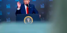 I nuovi dazi di Trump: 100% sui farmaci, 50% su mobili da bagno e cucine, 30% sugli imbottiti e 25% sui camion pesanti