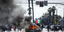 Proteste contro le espulsioni. Guerriglia a Los Angeles. E Trump schiera i soldati