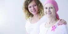 Festa della mamma, l’AIRC scende in campo con l’Azalea della Ricerca