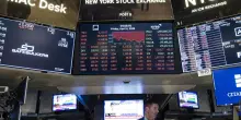 Wall Street peggiora con i dazi, Dj -1,44%, Nasdaq -1,26%