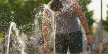 Ondata di caldo record sull’Italia: due picchi estremi. Allerta rossa in 13 città. "Afa notturna insopportabile”