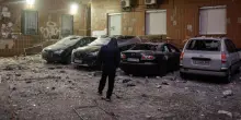 Attacco aereo russo su Kiev: un morto e due bambini feriti, grattacielo in fiamme